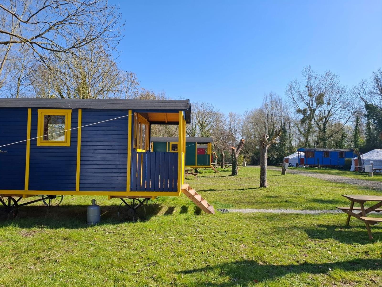 סן-בנואה-דז-אונד Le Village Insolite Yourte Et Roulotte מראה חיצוני תמונה