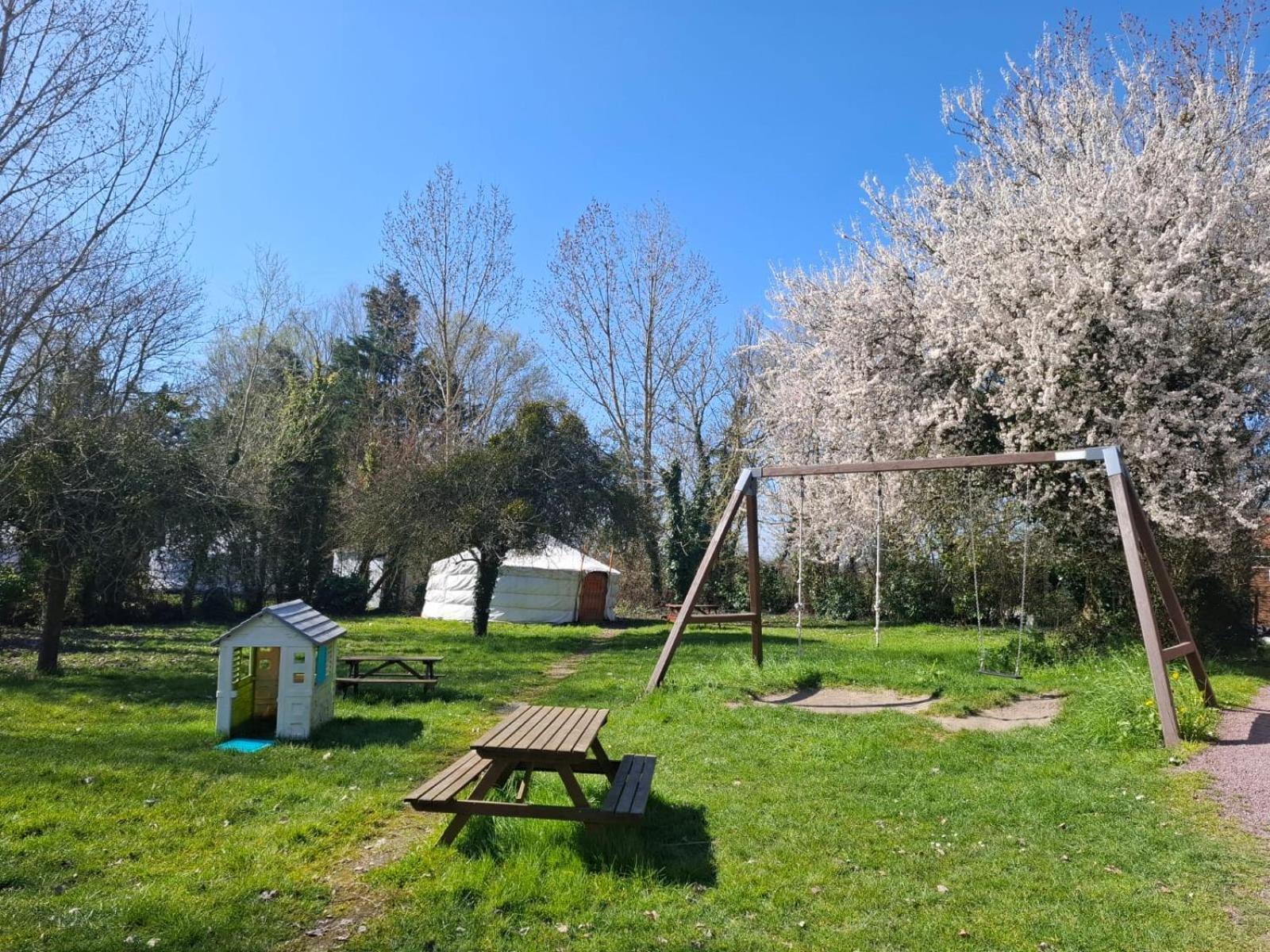 סן-בנואה-דז-אונד Le Village Insolite Yourte Et Roulotte מראה חיצוני תמונה