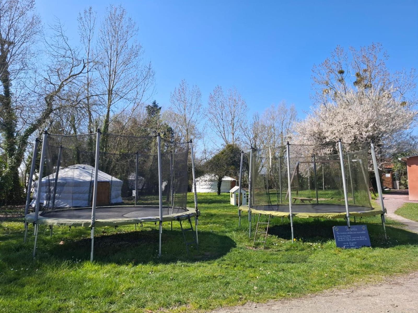סן-בנואה-דז-אונד Le Village Insolite Yourte Et Roulotte מראה חיצוני תמונה