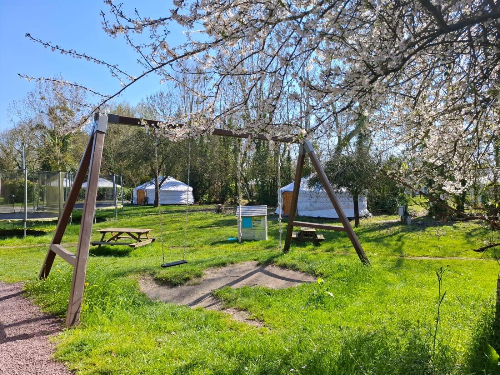 סן-בנואה-דז-אונד Le Village Insolite Yourte Et Roulotte מראה חיצוני תמונה